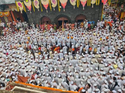 Sant Tukaram Palkhi ceremony to depart in Dehu amid enthusiastic atmosphere | Sant Tukaram Maharaj Palkhi 2025: वरूणांचा अभिषेक, टाळ-मृदंगे, वीणा झंकारती, तुकोबांच्या अंगणी वैष्णव नाचती! Sant Tukaram Palkhi ceremony to depart in Dehu amid enthusiastic atmosphere | Sant Tukaram Maharaj Palkhi 2025: वरूणांचा अभिषेक, टाळ-मृदंगे, वीणा झंकारती, तुकोबांच्या अंगणी वैष्णव नाचती!
