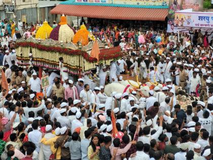 in ashadhi wari sant tukaram Maharaj palkhi entered Indapur | Ashadhi Wari: तुकोबांच्या पालखीभोवती मेंढ्यांचे गोल रिंगण; तुकाराम महाराज इंदापूरात दाखल