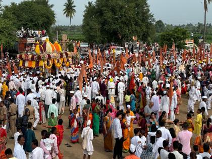 First horse ringan staged in Belwadi A crowd of varakri in sant tukaram maharaj palkhi in ashadhi wari | Video: विठुनामाचा जयघोष! बेलवाडीमध्ये रंगले पहिले अश्व रिंगण; तुकोबांच्या पालखीत वैष्णवांची गर्दी