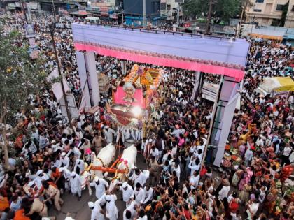 in ashadhi wari sant tukaram maharaj palkhi stay at loni kalbhor pune | Ashadhi Wari: ऊन - पावसाचा आनंद घेत वैष्णवांचा मेळा पंढरीकडे; तुकोबांच्या पालखीचा लोणी काळभोरला मुक्काम