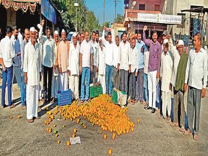 Farmers threw orange on the road due to non-punctuation | पंचनामे न केल्याने शेतक-यांनी रस्त्यावर फेकली संत्री 