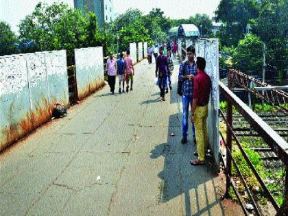 The pedestrian bridge at Santacruz railway station is dangerous!, The fatal travel on the bridge, the lack of basic amenities | सांताक्रुझ रेल्वेस्थानकातील पादचारी पूल धोकादायक!, तडे गेलेल्या पुलावरून जीवघेणा प्रवास, मूलभूत सुविधांचा अभाव