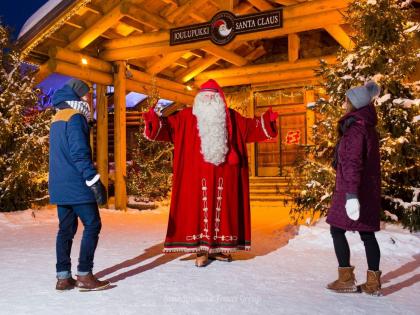 Travel : कुठे आहे सांता क्लॉजचे खरेखुरे गाव, जिथे रोजच साजरा होतो ख्रिसमस? तुम्हीही जाऊ शकता फिरायला!