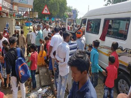 57 students of Adivasi Ashram School crammed in a 17 seater vehicle | संतापजनक! आदिवासी आश्रमशाळेतील ५७ विद्यार्थ्यांना १७ सीटर वाहनात कोंबून प्रवास