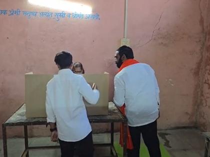 इथे मतदान करा, तिकडचे बटन दाबा...! आमदार संतोष बांगर यांच्याकडून मतदान केंद्रातच महिलेला सूचना, गुन्हा दाखल...