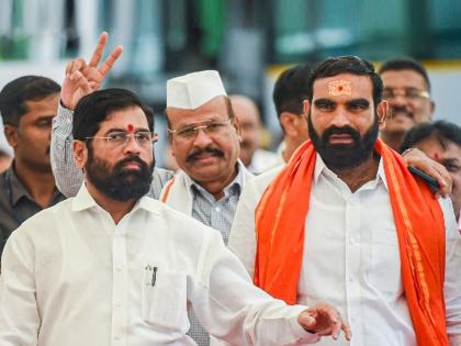 shiv sena shinde group mla santosh bangar took blessings modak for cm eknath shinde in hingoli | “२०२४ला CM म्हणून पुन्हा एकनाथ शिंदेच असावेत”; संतोष बांगरांनी घेतला नवसाचा मोदक