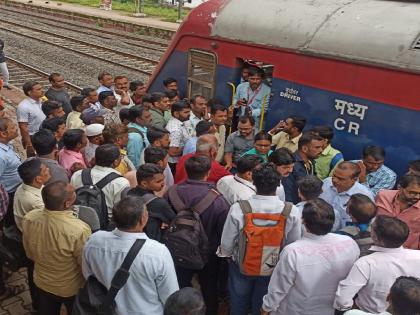 Malfunction in Satara Kolhapur passenger, passengers aggressive at Hatkanangle station | सातारा-कोल्हापूर पॅसेंजरमध्ये बिघाड, हातकणंगले स्थानकात प्रवासी आक्रमक 