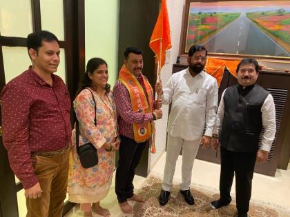 santosh kadam with many office bearers left thackeray group within 15 days and join shiv sena shinde group again in mumbai | ठाकरे गटाला धक्का! केवळ १५ दिवसांतच पदाधिकाऱ्यांचा ‘जय महाराष्ट्र’; शिंदे गटात प्रवेश