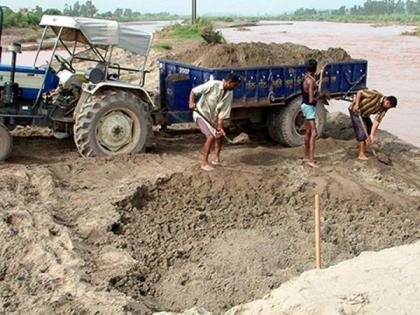 Illegal sand traffic in Akola district | अकोला जिल्ह्यात वाळूची अवैध वाहतूक जोरात!