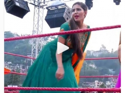  When Sapna Chaudhary and Rakhi Sawant danced in the WWE ring ... !! | सपना चौधरी अन् राखी सावंत WWEच्या रिंगमध्ये नाचतात तेव्हा...!!