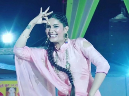 sapna choudhary fees haryanvi singer music video viral dance | केवळ एका तासासाठी सपना चौधरी चार्ज करते लाखो रुपये; मानधनाचा आकडा ऐकून व्हाल थक्क