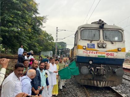 A rousing welcome to Sangli for Sanpark Kranti Express; First express from Sangli to Delhi  | ‘संपर्क क्रांती एक्स्प्रेस’चे सांगलीत जल्लोषी स्वागत; सांगलीतून दिल्लीपर्यंत जाणारी पहिली एक्स्प्रेस 