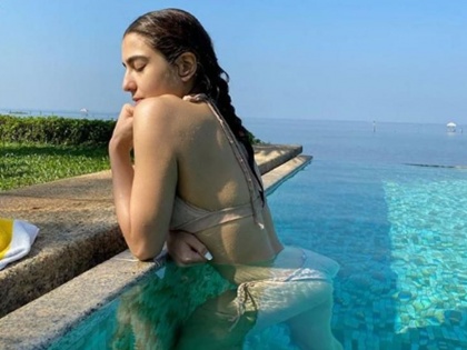 When Sara Ali Khan leaves her HOT Bikini Look, Lands in India in traditional Attire | व्हॅकेशनवेळी बिकीनीमध्ये लावली होती आग, मायदेशी परताच दिसला देसी अंदाज