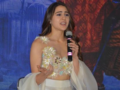 bollywood sara ali khan brutally trolled for bad prank with her spot girl in swimming pool video | Video: 'सारा अली खानने स्पॉट गर्लला ढकललं पाण्यात'; सोशल मीडियावर होतीये जबरदस्त ट्रोल