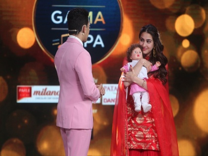 Sara Ali Khan gets Taimur Ali Khan's doll as gift on the sets of Sa Re Ga Ma Pa | सारा अली खानला सारेगमपाच्या सेटवर मिळाले हे क्यूट गिफ्ट