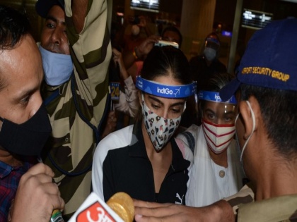 Sara Ali Khan leaves from another gate of the Mumbai airport to avoid the media watch viral video | मुंबई एअरपोर्टवर मीडियाची गर्दी पाहून सारा अली खानची उडाली भंबेरी, लगेच केलं 'हे' काम...