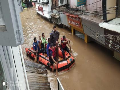 Four rescued in Saraf market | सराफ बाजारात अडकलेल्या चार जणांची सुखरूप सुटका