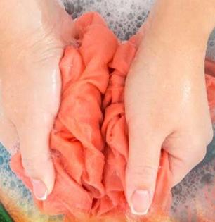 साडी ‘अशी’ धुतली तर दिसते वर्षानूवर्षे नवीकोरी, साडी डिटर्जण्टमध्ये भिजवणं, ड्रायक्लिन करणं विसरा