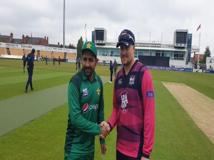 Sarfraz Ahmed Kicking Babar Azam in Pakistan Vs Northamptonshire Practice Match, Watch Video | पाकिस्तानच्या कर्णधाराने सामना सुरू असताना सहकारी खेळाडूला मारली लाथ, Video