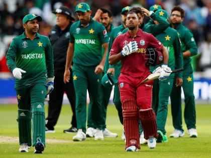ICC World Cup 2019 : 'Fat and unfit', Shoaib Akhtar slams Pakistan captain Sarfaraz Ahmed after humiliating loss to Windies | ICC World Cup 2019 : असा ढेरपोट्या कर्णधार पाहिला नाही, शोएब अख्तरची सर्फराजवर टीका