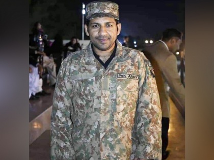 Sarfraz Ahmed puts on Pakistan military uniform in Quetta celebration | आपला तो बाब्या... सर्फराझने पाकिस्तानी सैन्याचा युनिफॉर्म घातला, PCBला नाही दिसला!