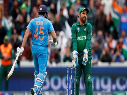 ICC World Cup 2019: Pakistan fan behaves disgracefully with Sarfaraz Ahmed | ICC World Cup 2019 : पाकिस्तान कर्णधार सर्फराजचा चाहत्याकडून अपमान; व्हिडीओ व्हायरल