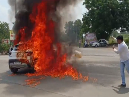 in Fulanbri Sarpanch burnt his own car to protest lathi charge of Jalana | फुलंब्रीत सरपंचाने स्वतःची कार जाळून केला आंदोलकांवरील लाठीचार्जचा निषेध