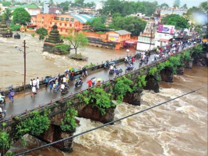 Flood started to flood but fear continued! in satara | जलसंकट ! पूर ओसरू लागला पण धास्ती कायम