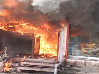 Short circuit in Sarwad fires shoe shop, fire is contained after four hours | सरवडेत शाँर्ट सर्किटने चप्पल दुकानाला आग, चार तासानंतर आग आटोक्यात आणण्यात यश