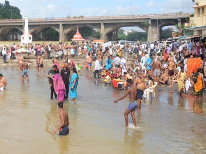 Crowds at Godaghat for Father's remembrance | पितरांच्या स्मरणार्थ पिंडदानासाठी गोदाघाटावर गर्दी