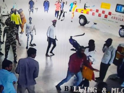 VIDEO koyta crime Sassoon Hospital in broad daylight incident was captured on CCTV | VIDEO : ससून रुग्णालयात भरदिवसा काेयता उगारून दहशत; घटना CCTV मध्ये कैद