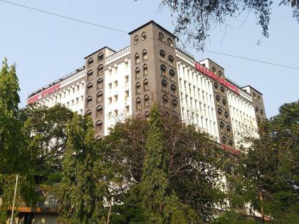 Ward glass broken; ECG machine vandalized, security guard beaten, shocking incident in Sassoon | वॉर्डची काच फोडली; ईसीजी यंत्राची तोडफोड, सुरक्षारक्षकाला मारहाण, ससूनमधील धक्कादायक प्रकार Ward glass broken; ECG machine vandalized, security guard beaten, shocking incident in Sassoon | वॉर्डची काच फोडली; ईसीजी यंत्राची तोडफोड, सुरक्षारक्षकाला मारहाण, ससूनमधील धक्कादायक प्रकार