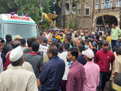 Sarara: Ambulance brings body of youth in front of police headquarters, villagers in Pangare aggressive | Sarara: रुग्णवाहिकेसह तरुणाचा मृतदेह पोलिस मुख्यालयासमोर आणला, पांगारेतील ग्रामस्थ आक्रमक