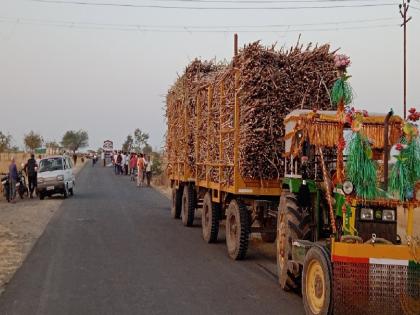 Sugarcane transport tractor collides with two wheeler at Bombale; women killed | Accident news Satara: बोंबाळे येथे ऊस वाहतूक ट्रॅक्टरची दुचाकीला धडक; महिला ठार; ट्रॅक्टर चालक पसार