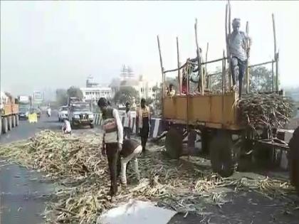 The trolley of a loaded truck burst and hit the sugarcane trolley | भरधाव ट्रकचा टायर फुटल्याने उसाच्या ट्रॉलीला धडक, महामार्गावरील वाहतूक विस्कळीत