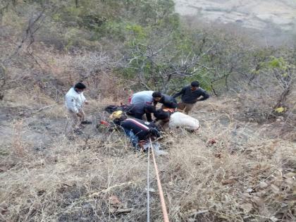 Success in achieving three out of two people, who were stuck in the valley of Ajinkya Fort | अजिंक्यतारा किल्ल्याच्या दरीत अडकलेल्या दोन पोलिसांसह तिघांना बाहेर काढण्यात अखेर यश