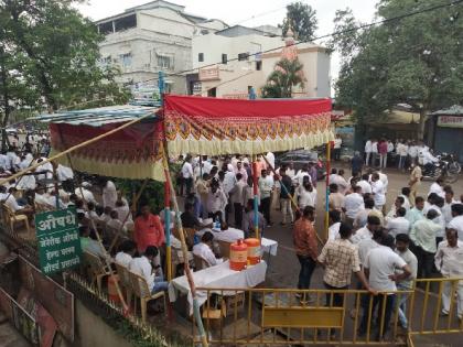 Satara District Bank Election: Queues outside polling booths for polling | सातारा जिल्हा बँक निवडणूक : मतदानासाठी मतदान केंद्राबाहेर रांगा