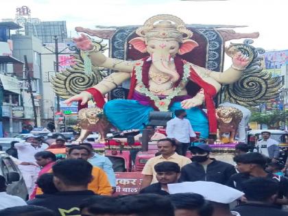 The arrival of Ganapati Bappa in rain, shower of flowers in Satara | साताऱ्यात पाऊस, फुलांच्या वर्षावात बाप्पा विराजमान!, पारंपरिक वाद्यांच्या गजरात मिरवणुका