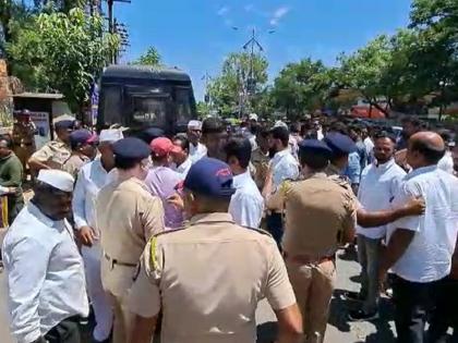 Uproar as Satara Bazar Samiti staff seen near polling station; Police intervened and pulled out | सातारा बाजार समितीचे कर्मचारी मतदान केंद्राजवळ दिसल्याने गदारोळ; पोलिसांनी हस्तक्षेप करत काढले बाहेर