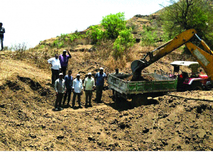 Due to the efforts of the employers, the village will be cleaned | नोकरदारांच्या कष्टानं गाव होणार पाणीदार