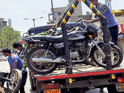 The police picked up the bike, called me a big gangster from Satara and clashed with the policeman | वाहतूक पोलिसांनी गाडी उचलली, साताऱ्यातील मी मोठा गुंड म्हणत फौजदाराशी झटापट