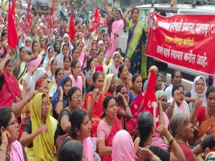 Anganwadi workers are aggressive, saying they will get a salary increase, Slogan raising in front of Satara Collector office | मानधनवाढ घेणारच म्हणत अंगणवाडी सेविका आक्रमक, सातारा जिल्हाधिकारी कार्यालयासमोर घोषणाबाजी 