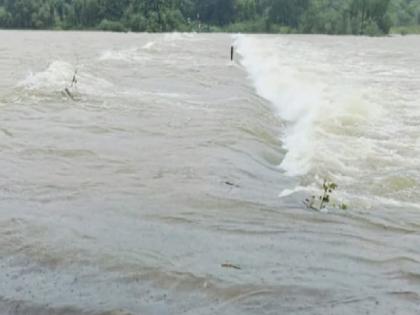 wai woman, takavali man washed away by stream in satara | Satara: वाईत महिला, ताकवलीत पुरुष ओढ्यातून गेला वाहून