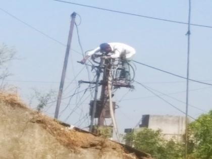 Electricity distribution workers risk their lives in satara | Satara: जीव धोक्यात घालून वीज वितरण कर्मचारी पाडतायत ‘उजेड’