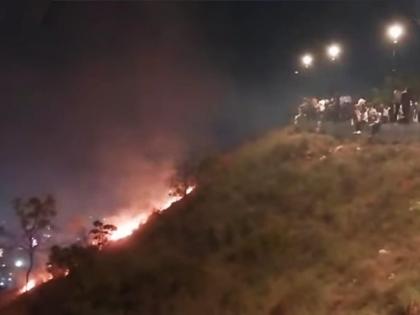 grass caught fire due to firecrackers incidents in satara | फटाक्यांमुळे घेतला गवताने पेट; साताऱ्यातील चार भिंती परिसरातील घटना