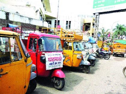 Strike driver strikes; Outdoor employment at work! - Disposal of 60 tons of waste: | घंटागाडी चालक संपावर; बाहेरचे रोजंदार कामावर!--६० टन कचºयाची विल्हेवाट :