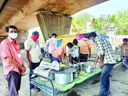 God in man came to the aid of the hungry .. | उपासमार टळली कारण : माणसातले देव आले भुकेलेल्यांच्या मदतीला..