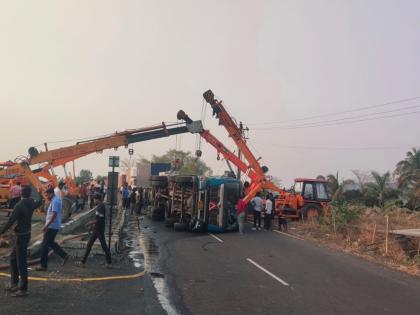 Tanker full of alcohol overturned near Shivre on Pune-Satara highway, queue of vehicles | पुणे- सातारा महामार्गावर शिवरेजवळ अल्कोहोलने भरलेला टँकर पलटी, वाहनांचा रांगा