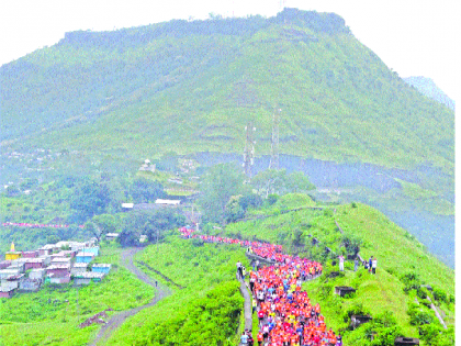 Thousands of steps run into the Sahyadri Ghat | सह्याद्रीच्या घाटात धावली हजारो पावले