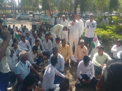 Farmers strike against Irrigation department to stop theft of water from dam, aggressive stance on Jihe Katapur scheme in Satara | Satara: धरणातील पाणी चोरी थांबवण्यासाठी शेतकऱ्यांची पाटबंधारे विभागात धडक, जिहे-कटापूर योजनेबाबतही आक्रमक पवित्रा